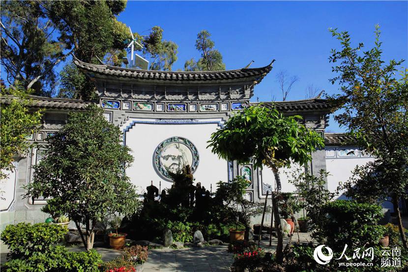 白族傳統建筑有坊、閣、照壁相結合的特色 人民網 薛丹 攝