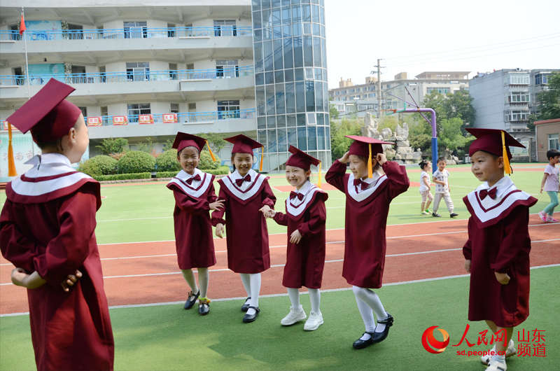 “嚴肅點!今天是畢業日。“(攝影:劉祺)