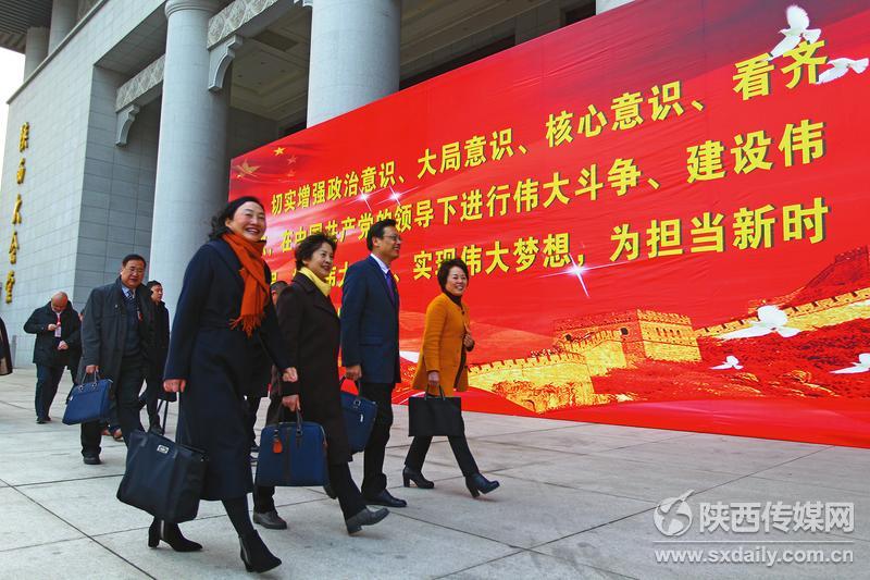 1月23日,出席省政協十二屆一次會議的委員們走進陜西大會堂,參加大會預備會議。 記者 張辰攝