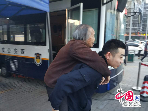 陜西:88歲老太出門遛彎卻迷路 民警熱心助其回家