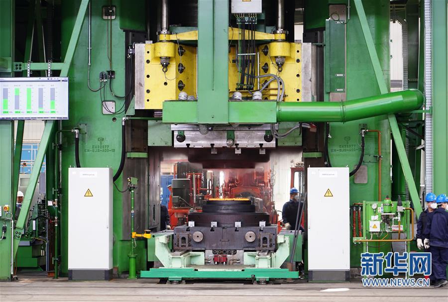 (經濟)(1)中航重機200MN電動螺旋壓力機在西安投入使用