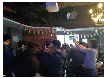 一夜之間 中國“低頭族”變“抬頭族”