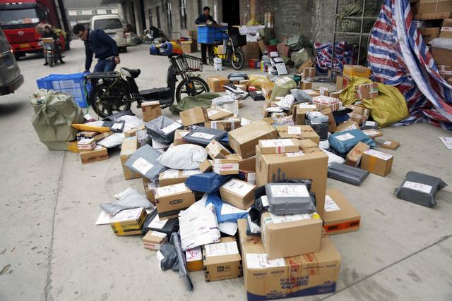 快遞員紛紛轉(zhuǎn)行送外賣?記者調(diào)查:跳槽現(xiàn)象并不普遍