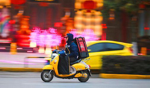 日前,東城警方破獲了這起假冒送餐員詐騙案,赴外地將涉嫌詐騙的男子由某抓獲。