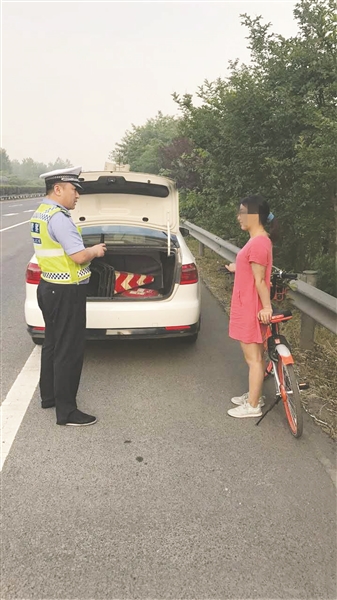 女子騎共享單車上高速回家被警察發現。
