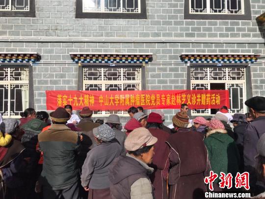 廣東省第三批組團式醫療援藏隊員、林芝市人民醫院內科副主任黎建軍介紹,林芝市現在有條件開展早期的腫瘤篩查診治。 張寧 攝