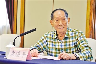 昨日,袁隆平來渝,參加重慶農投種業發展戰略研討會。