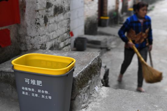 一位居民在廣西橫縣橫州鎮馬鞍待自家門前清掃街道(4月12日攝)。新華社記者 周華 攝