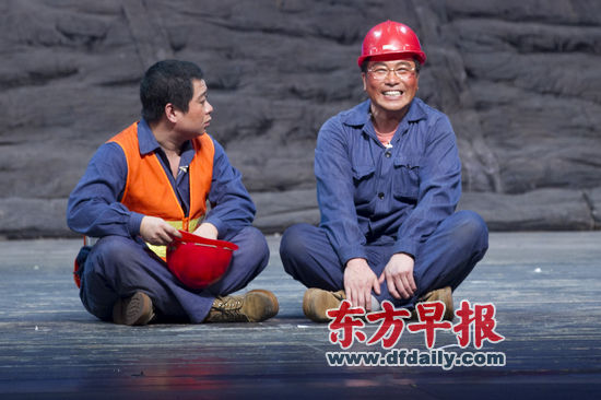 話劇《郭明義》昨在滬上演了第100場演出,并將連演3場。遼寧人民藝術(shù)劇院演員李躍民(圖右)扮演了郭明義這位“雷鋒傳人”。早報記者 高劍平 圖