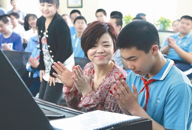 陳薩給自閉癥患兒彈琴 信報記者 蘇冠名/攝